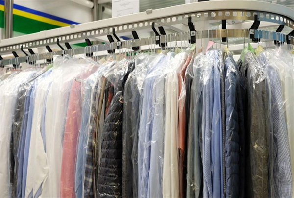 社区干洗店 vs 连锁品牌：哪种更适合你的日常需求